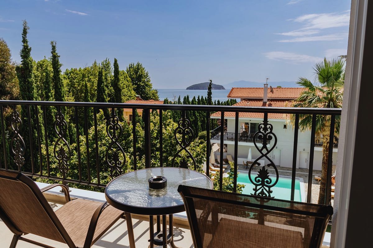 Tiara Holidays - Blue Bay Hotel terasa